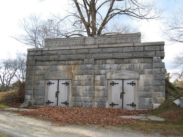 Cemitério à beira rio Haunted Maine