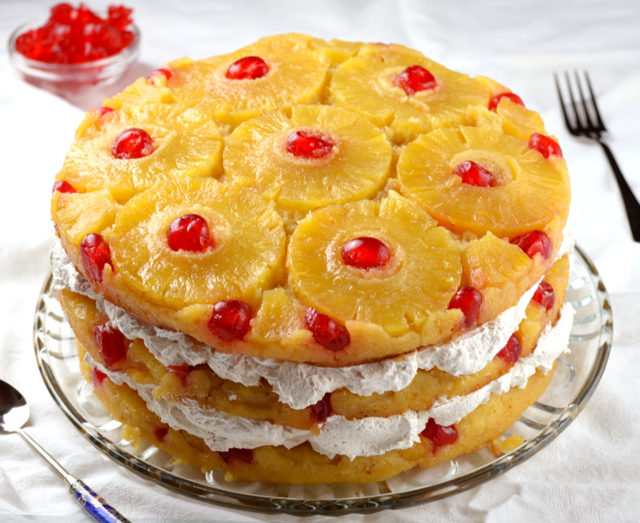 Upside-Down Cake Cake with Pineapple