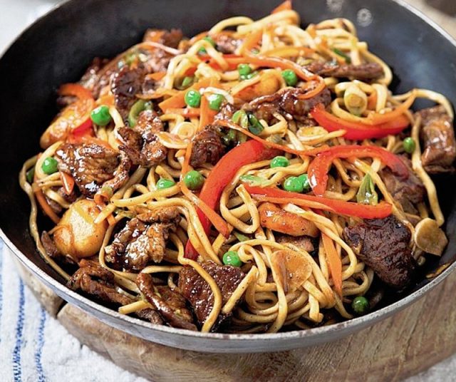 https://flavorverse.com/wp-content/uploads/2018/05/Chow-Mein-%E2%80%93-Guyanese-Chinese-Food-Noodles-640x536.jpg