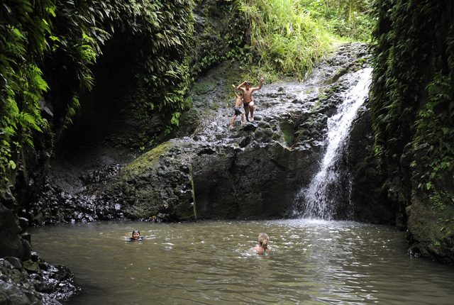 Maunawili Hiking Trails with Oahu with Waterfalls