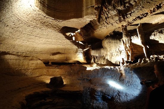 Pestera locuitorului la cacealma din Missouri această peșteră, descoperită în 1925, este una dintre cele mai bune peșteri din sud-vestul Missouri, așa cum a fost creată în epoca paleozoică de eroziunile apei din calcarul St.Joe. Numele unic al peșterii provine de la Paleo-indienii care au populat zona subterană cu aproximativ 12.000 de ani în urmă. A fost deschis pentru commons în 1927 și avea un pasaj elaborat și explorat de aproximativ 4000 de picioare. Caverna prezintă articole antice, inclusiv diverse instrumente realizate din oase, pietre de șlefuit și arme de piatră care datează din 5000 î.hr. întregul tur este ghidat de experți care durează aproximativ o oră și are dimensiuni limitate din cauza lipsei rutelor peșterii.