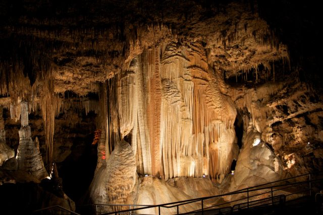 Meramec Caverns Caves in Missouri