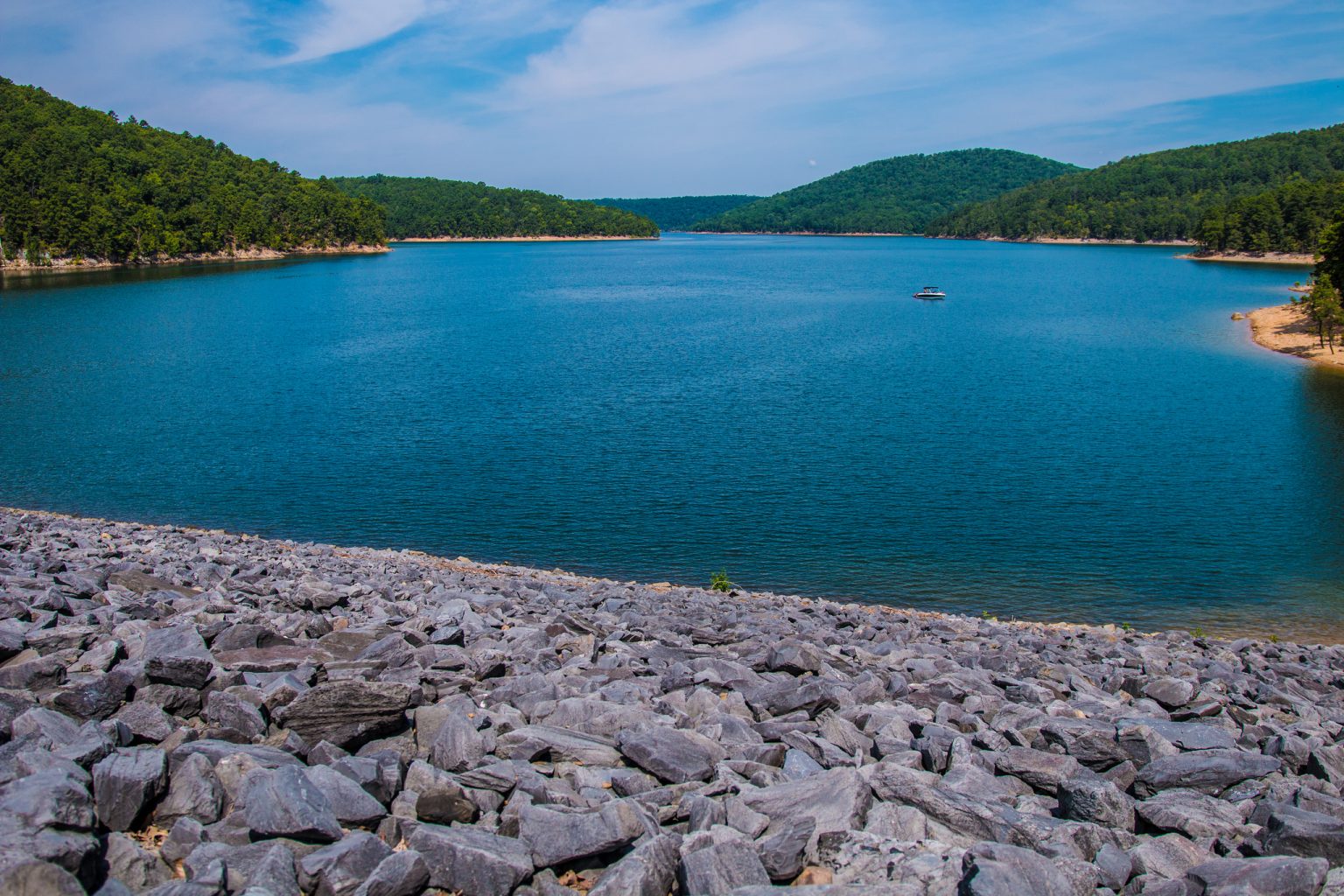 19 of the Prettiest Lakes in Arkansas for a Splendid Vacation - Flavorverse