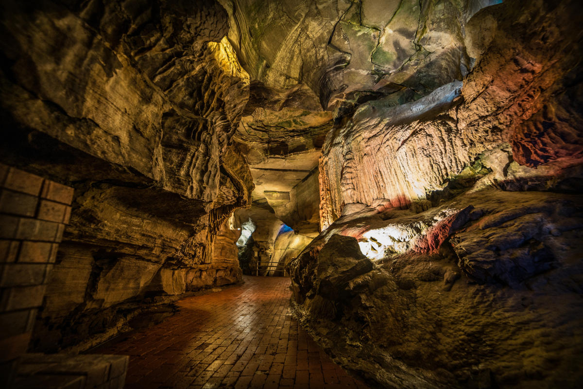 Жила большая. Пещеры Howe Caverns. Пещера Реттенвандхеле. Круглая пещера. Пещеры в реальной жизни.